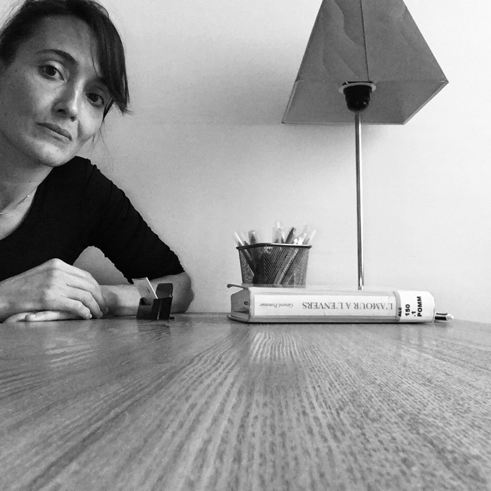 portrait de Giovanna Pallottini - psychologue à Marseille - accoudée sur une table avec le roman l'amour à l'envers